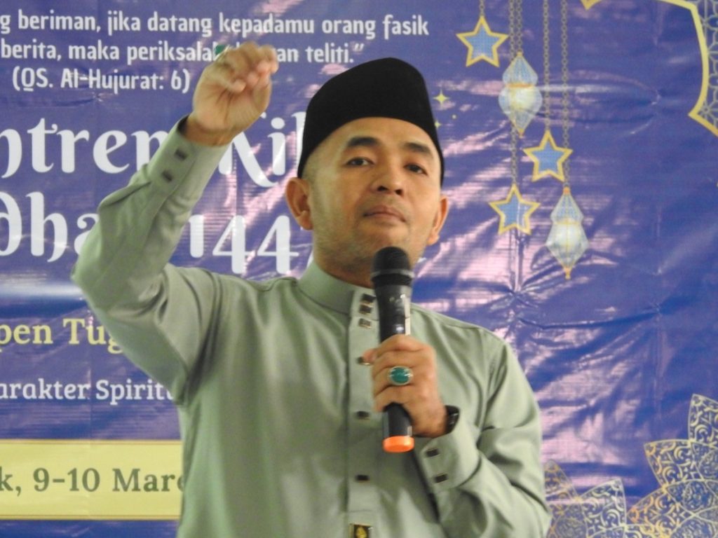 Guru Pendidikan Agama Islam, Asep Umar, S.Pd.I. saat dengan berceramah dalam kegiatan pesantren kilat Ramadan 1447 H. (Dok SMP Tugib)