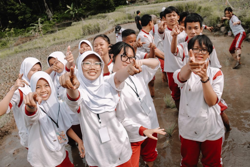 sekolah yang baik adalah yang mampu mengembangkan karakter, keterampilan sosial, serta kemampuan berpikir kritis.