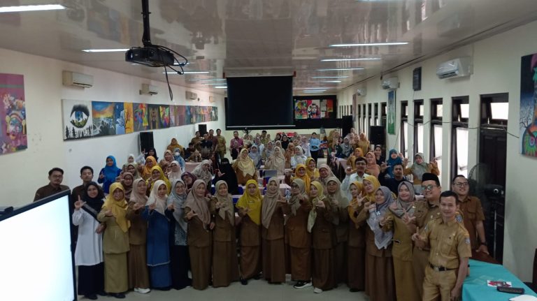 Guru MGMP Bahasa Indonesia saat melaksanakan kegiatan si SMP Negeri 2 Kota Depok. (dok. Panitia MGMP)