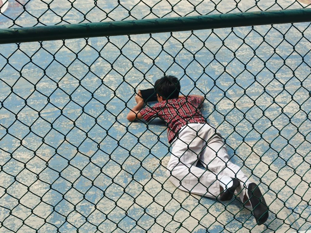 Siswa SMP Yaspen Tugu Ibu 1 Depok saat sedang praktik fotografi di lapangan sekolah. (Akmal)